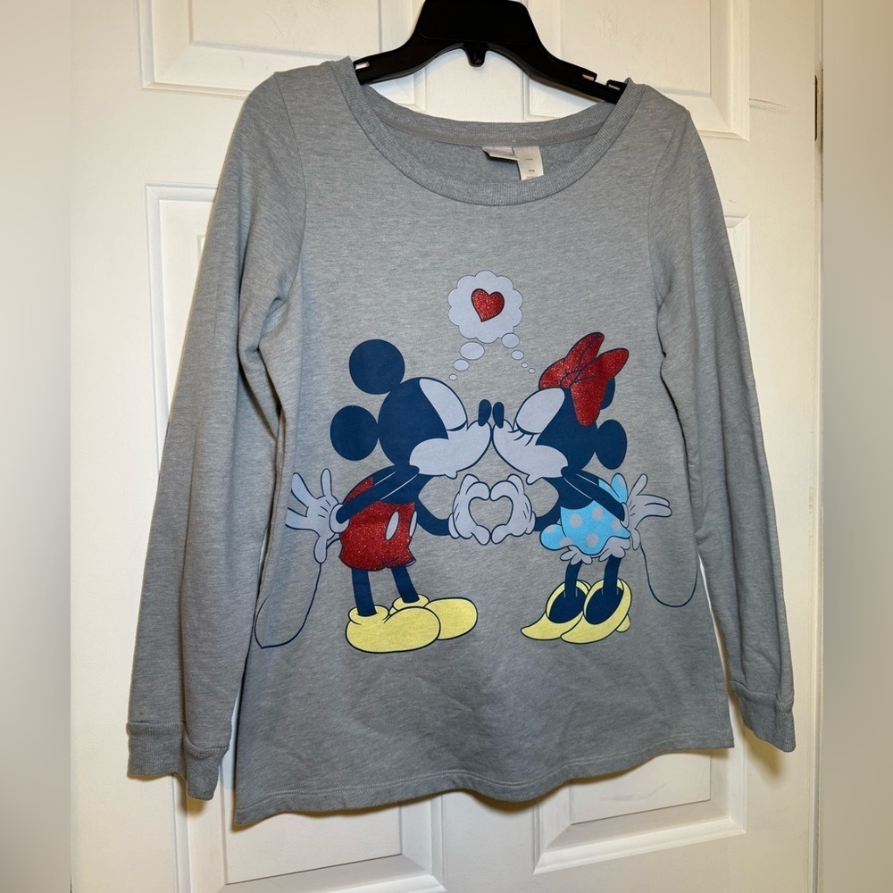 Disney Womans Mickey & Minnie Kissing Gray Sweatshirt Medium Sparkle Disneyworld